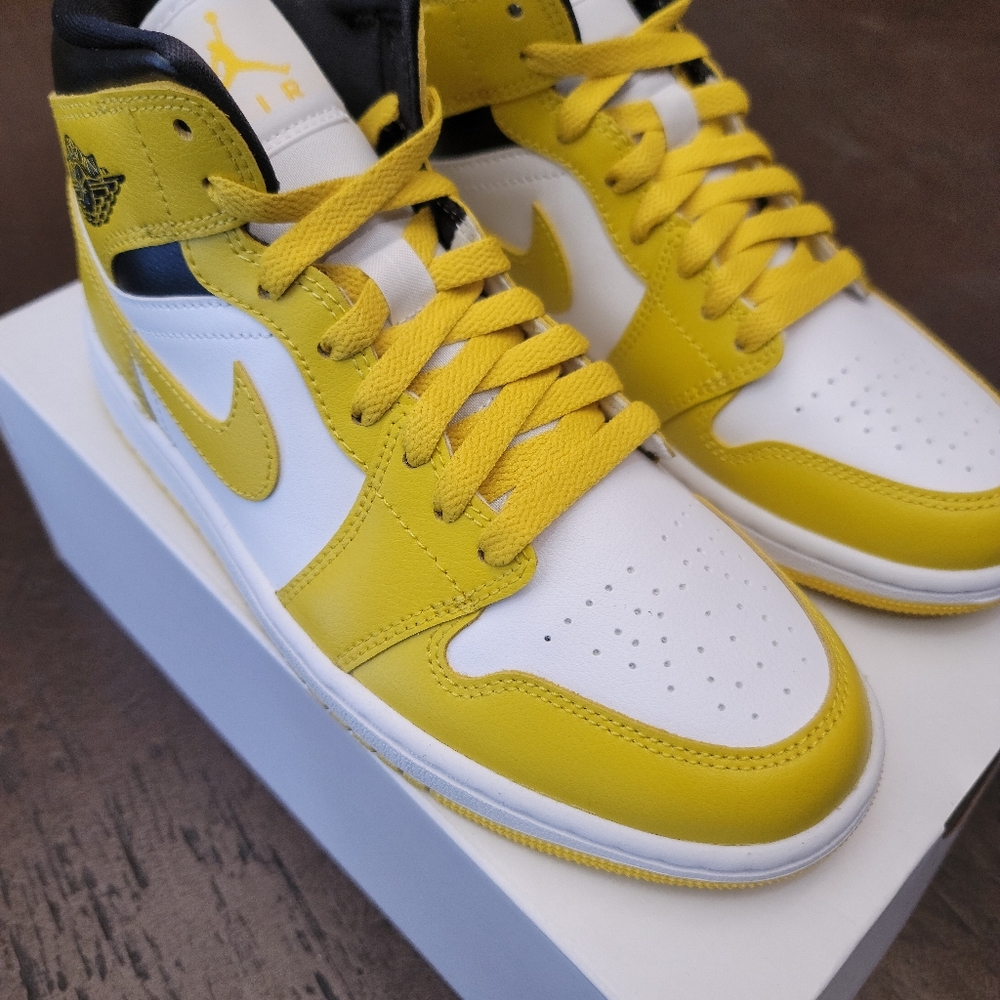 Air jordan 1 mid (women's)